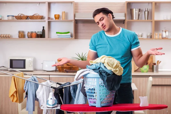 年轻男子丈夫在家烫衣服 — 图库照片