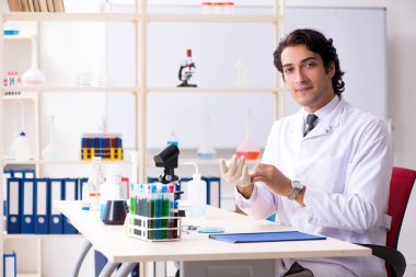 Laboratuvarda çalışan yakışıklı bir kimyager.