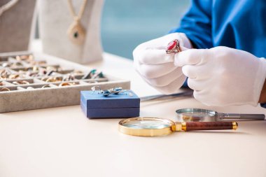 Genç kuyumcu atölyesinde çalışıyor.