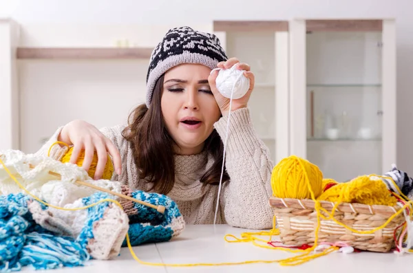 Young beautiful woman knitting at home — Stock Photo, Image