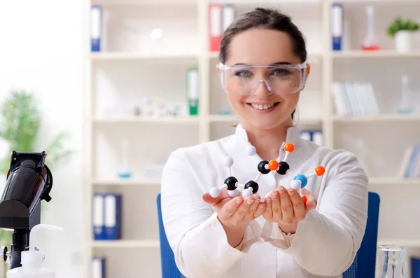 Química joven trabajando en el laboratorio —  Fotos de Stock