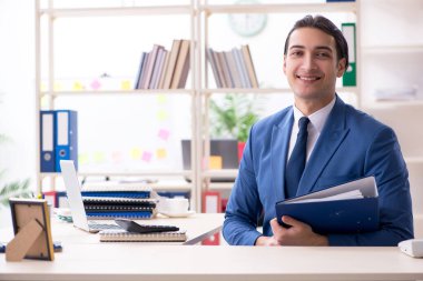 Ofisteki genç yakışıklı eleman.