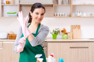 Ev işi yapan genç bir kadın müteahhit.