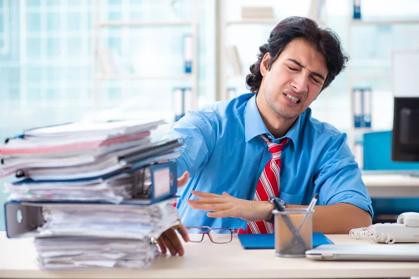 Snygg affärsman missnöjd med överdrivet arbete på kontoret — Stockfoto
