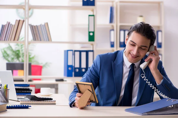 Joven empleado guapo en la oficina — Foto de Stock