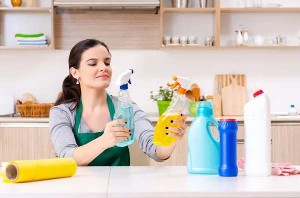 Jonge vrouwelijke aannemer doet huishoudelijk werk — Stockfoto