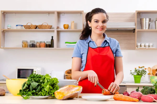 Mladá žena se zeleninou v kuchyni — Stock fotografie