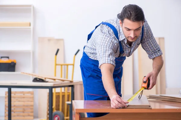 Jovem carpinteiro do sexo masculino trabalhando dentro de casa — Fotografia de Stock