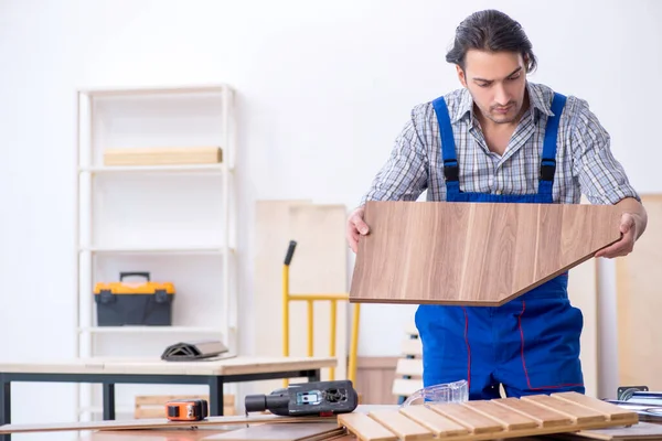 Joven carpintero masculino trabajando en interiores — Foto de Stock