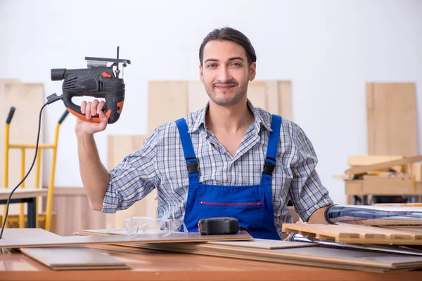 Joven carpintero masculino trabajando en interiores — Foto de Stock