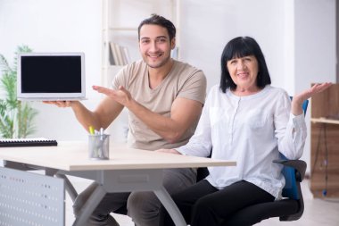 Genç erkek çalışan, yaşlı bayan meslektaşına bize nasıl...