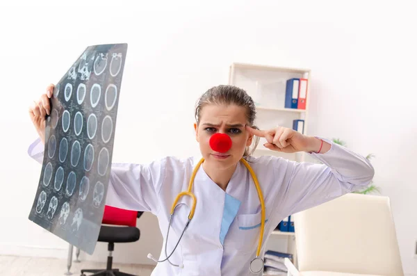 Grappige vrouwelijke arts die in de kliniek werkt — Stockfoto