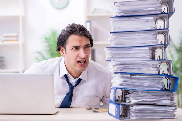 Giovane dipendente maschio infelice con il lavoro eccessivo — Foto Stock