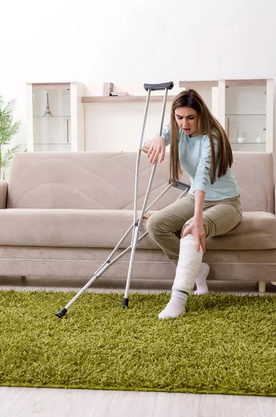 Ung kvinna efter bilolycka lidande hemma — Stockfoto