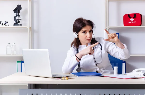 Doctora de mediana edad en concepto de telemedicina — Foto de Stock