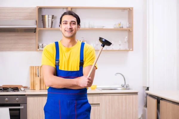 Mladý muž dodavatel opravy kohoutku doma — Stock fotografie