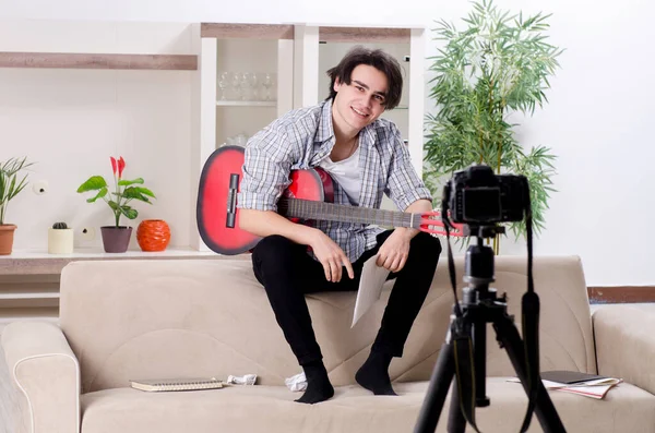 Jonge gitarist opname video voor zijn blog — Stockfoto