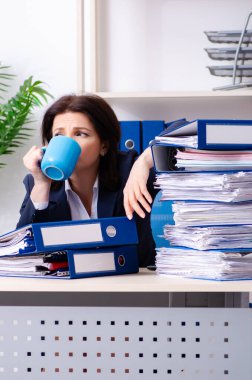 Orta yaşlı iş kadını aşırı işten memnun değil.