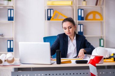 Ofiste çalışan genç bayan mimar.