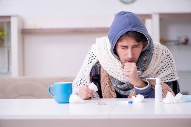 Genç adam evde acı çekiyor.