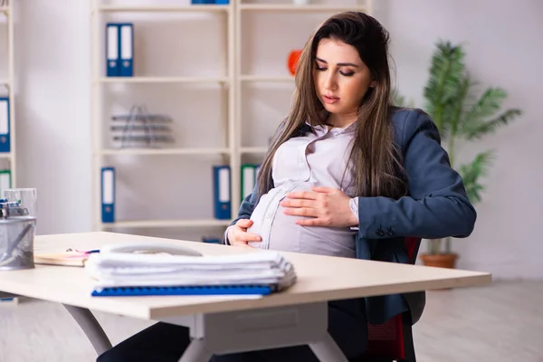 Fiatal terhes nő dolgozik az irodában — Stock Fotó
