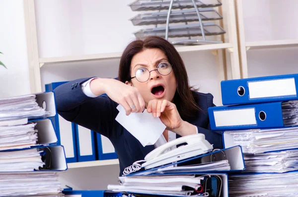 Geschäftsfrau mittleren Alters unzufrieden mit exzessiver Arbeit — Stockfoto