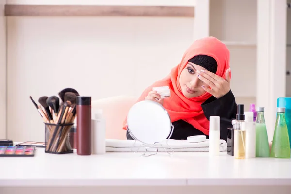 Vacker kvinna i hijab tillämpa make-up — Stockfoto