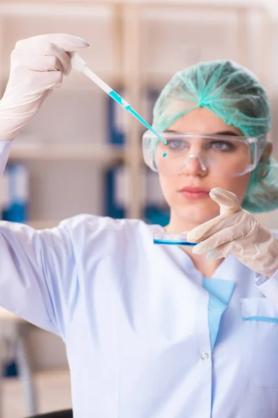 Ung kvinnlig kemist arbetar i labbet — Stockfoto