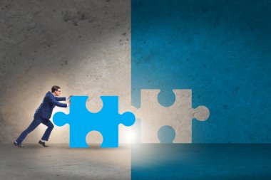 Kayıp yapboz parçasına sahip iş adamı kavramı