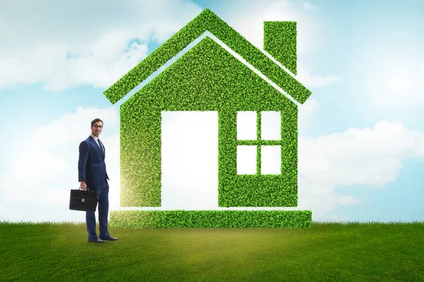 Empresário no conceito de habitação verde — Fotografia de Stock