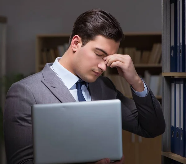 사업가는 사무실에서 늦게까지 일하다가 거의 잠 들다시피 하였다 — 스톡 사진