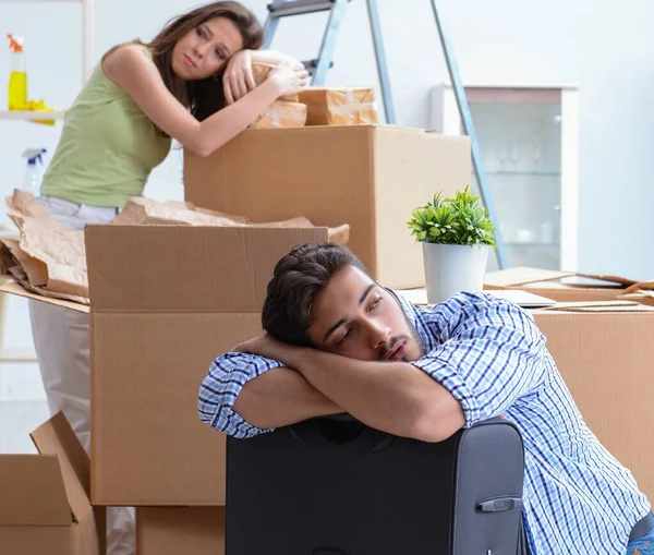 Junge Familie packt im neuen Haus mit Kartons aus — Stockfoto