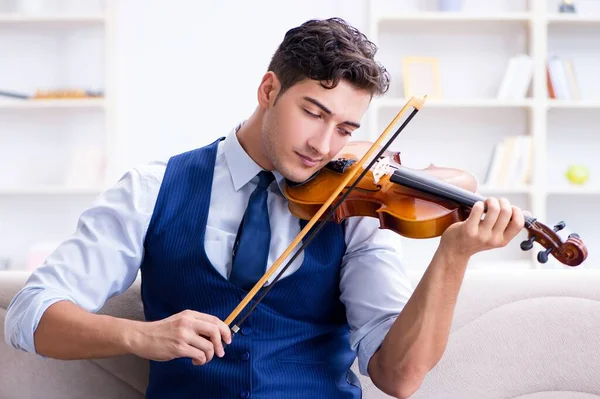 Fiatal zenész férfi, aki otthon hegedül — Stock Fotó
