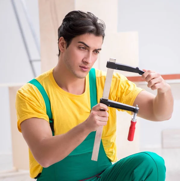 Contractor working on laminate wooden floor — Stock Photo, Image