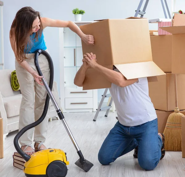 Junge Familie packt im neuen Haus mit Kartons aus — Stockfoto