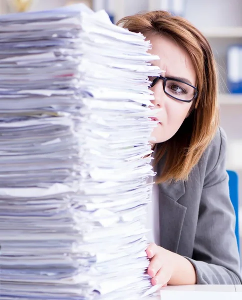 Empresária que trabalha no escritório — Fotografia de Stock