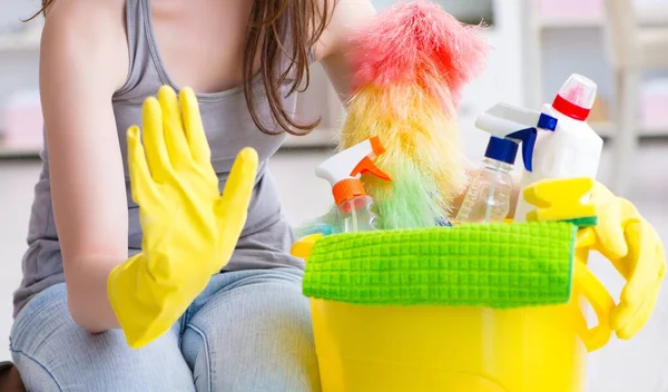 Vrouw aan het schoonmaken thuis — Stockfoto