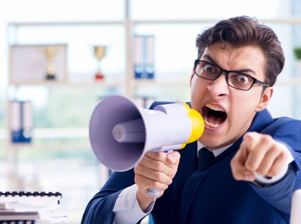 Homem de negócios agressivo irritado com altifalante bullhorn no escritório — Fotografia de Stock