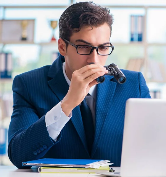 Controleur op zoek naar fouten in de jaarrekening — Stockfoto