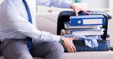 İş adamı iş seyahatine hazırlanıyor.