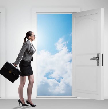 İş kadını birçok iş fırsatıyla karşı karşıya