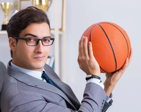 Pengusaha muda bermain basket di kantor selama istirahat — Stok Foto