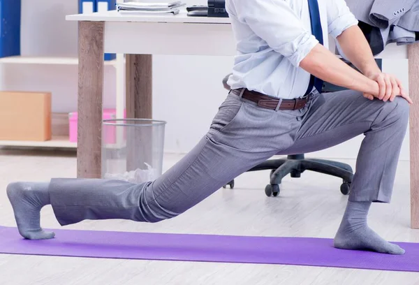 Geschäftsmann treibt in der Pause Sport im Büro — Stockfoto