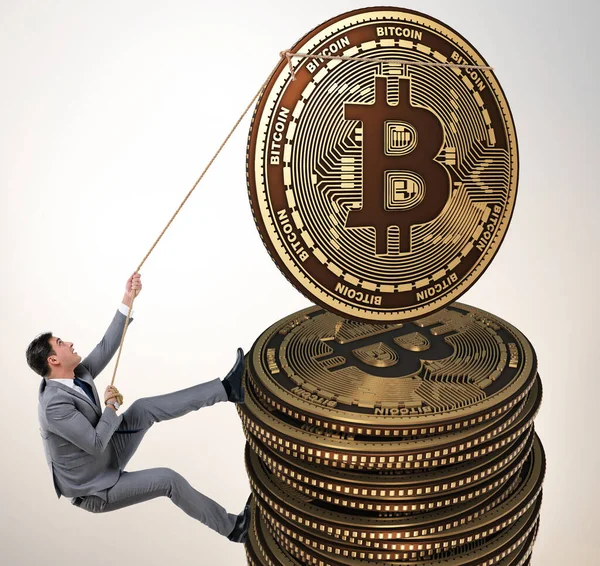 Geschäftsmann klettert auf Bitcoin-Stapel — Stockfoto