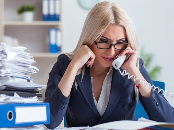 Upptagen affärskvinna på kontoret vid skrivbordet — Stockfoto