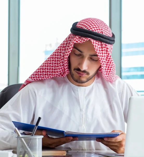 Arabische zakenman werkzaam in het kantoor — Stockfoto