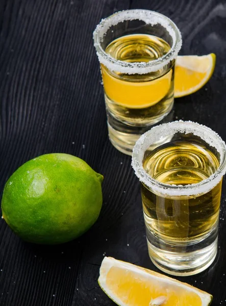 Bevanda di tequila servita in bicchieri con lime e sale — Foto Stock