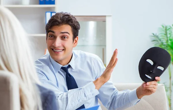 Junger Mann besucht Psychiater zur Beratung — Stockfoto