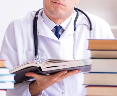 Tıp öğrencisi üniversite sınavlarına hazırlanıyor.