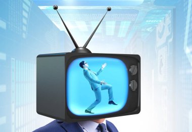 Televizyon bağımlısı bir adam.